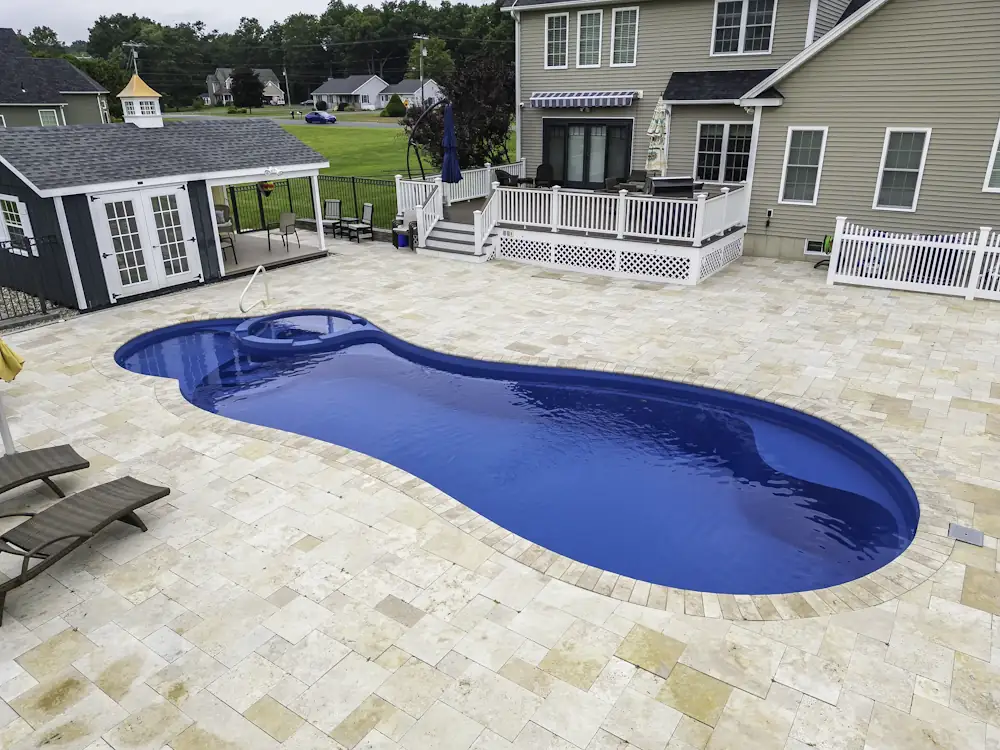 The main differences between a freeform or a rectangular pool