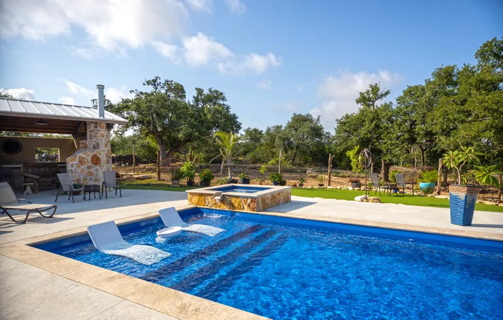 Leisure-Austin-Texas-Pinnacle40-Sapphire-Fiberglass-Pool-Photo-Gallery-2
