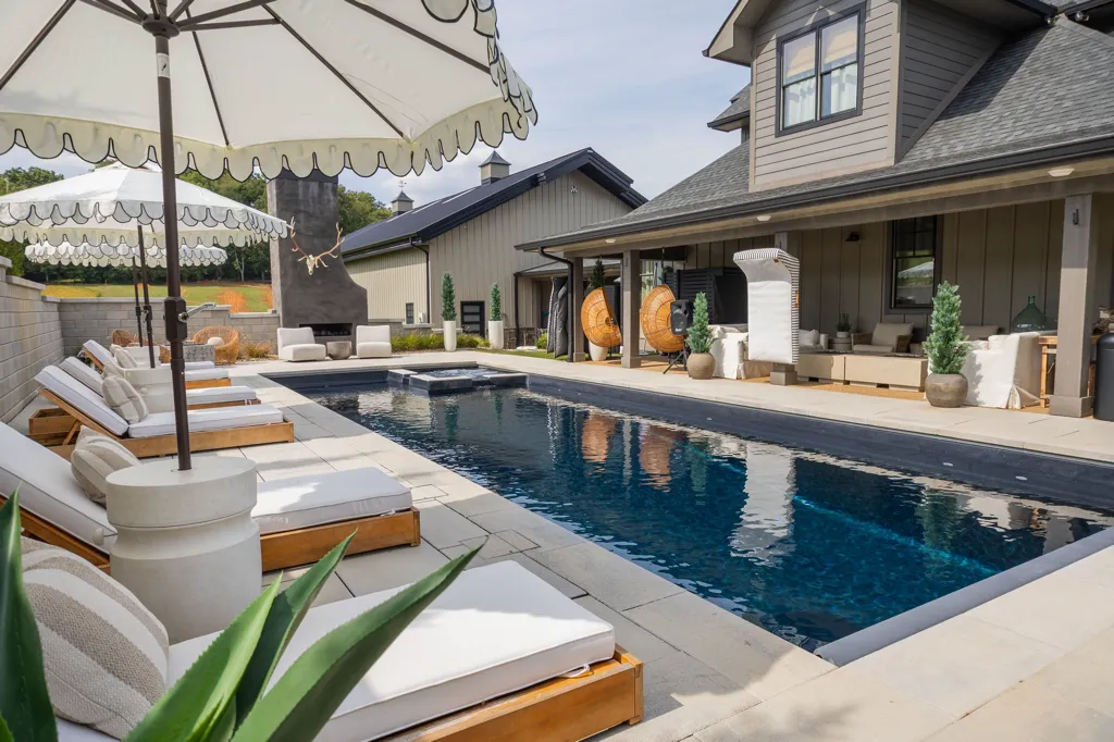 Leisure-Pools-Waco-Texas-Fiberglass-Pool-Lounge-Area