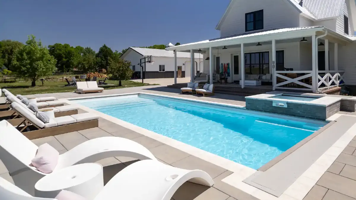Fiberglass pools: fast installation, low upkeep