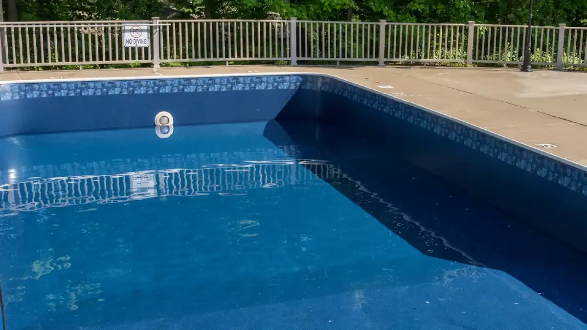 BestTypePool-3VinylLinerPools Vinyl liner pools: low cost, more upkeep down the road