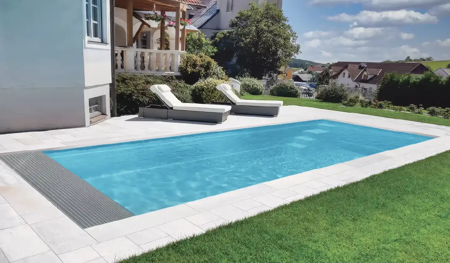 The Encore with Cover pool in Crystal Blue