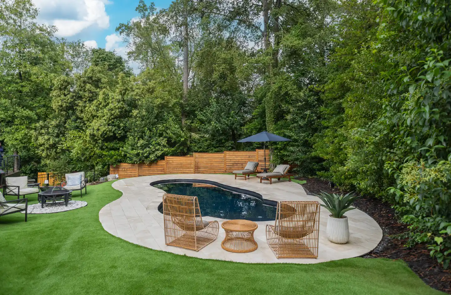 leisure-pools-freeform-pools2-lifestyle-backyard Composite Armour Fiber Closeup